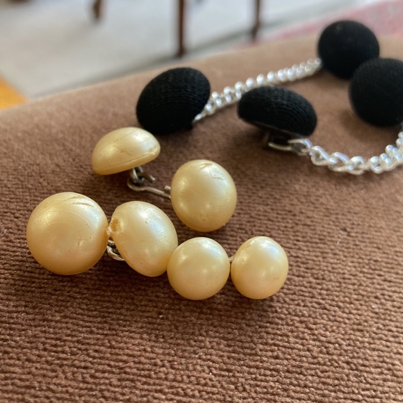 Estate set of five button linked clips. A type of sweater or cuff fastener. - Picture 2 of 3